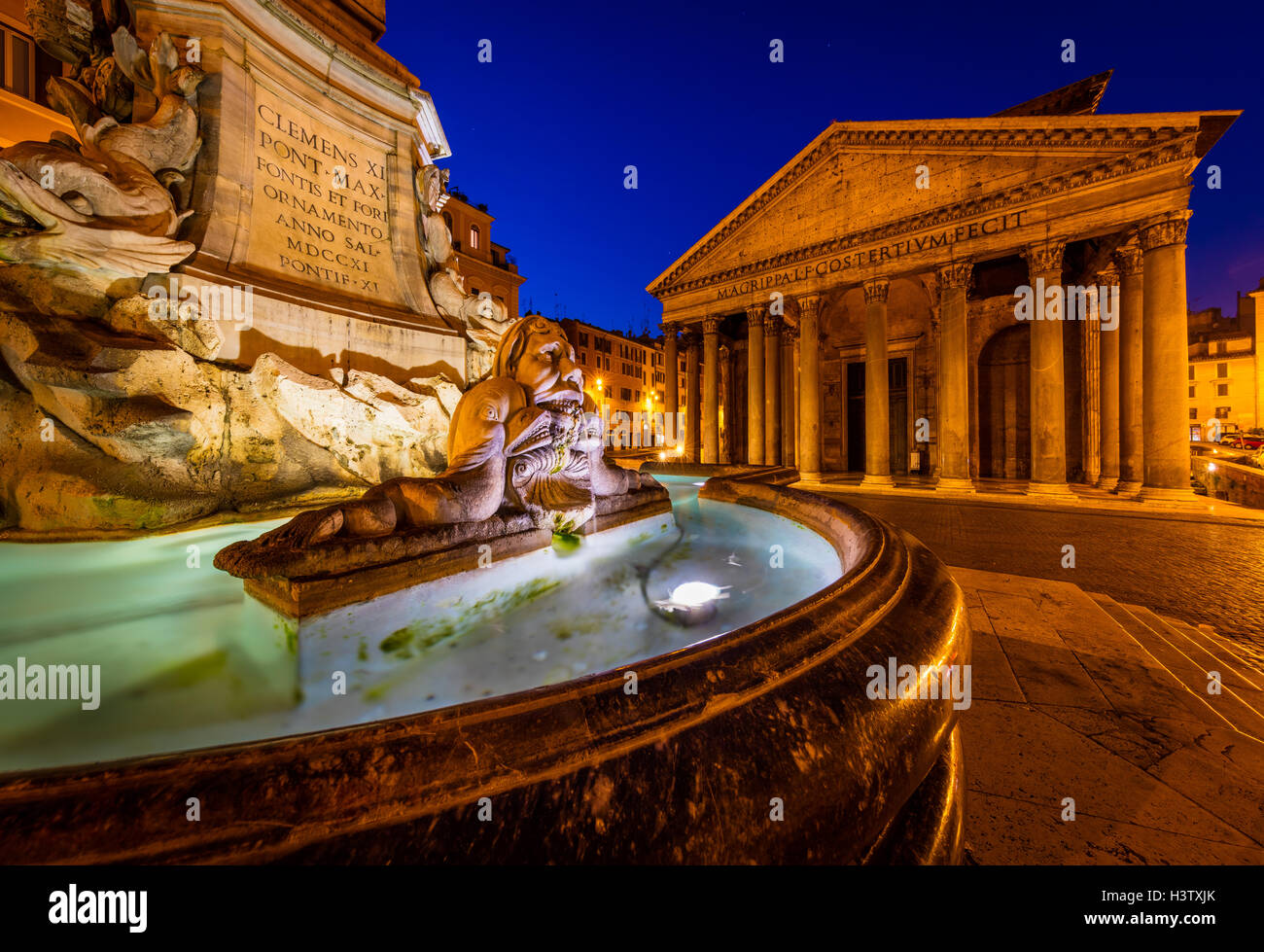 Der Brunnen Fontana del Pantheon vor dem Pantheon in Rom, Italien. Stockfoto