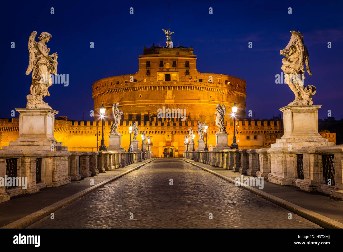 Castel Sant'Angelo, ist ein hoch aufragenden zylindrisches Gebäude in Rom, Italien Stockfoto
