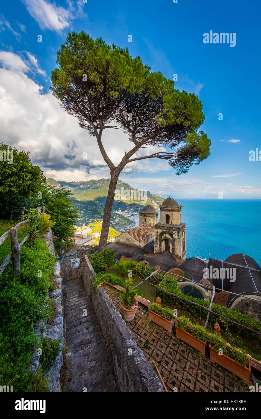 Villa Rufolo ist ein Gebäude im historischen Zentrum von Ravello, eine Stadt in der Provinz Salerno, Italien, und das mit Blick auf Stockfoto