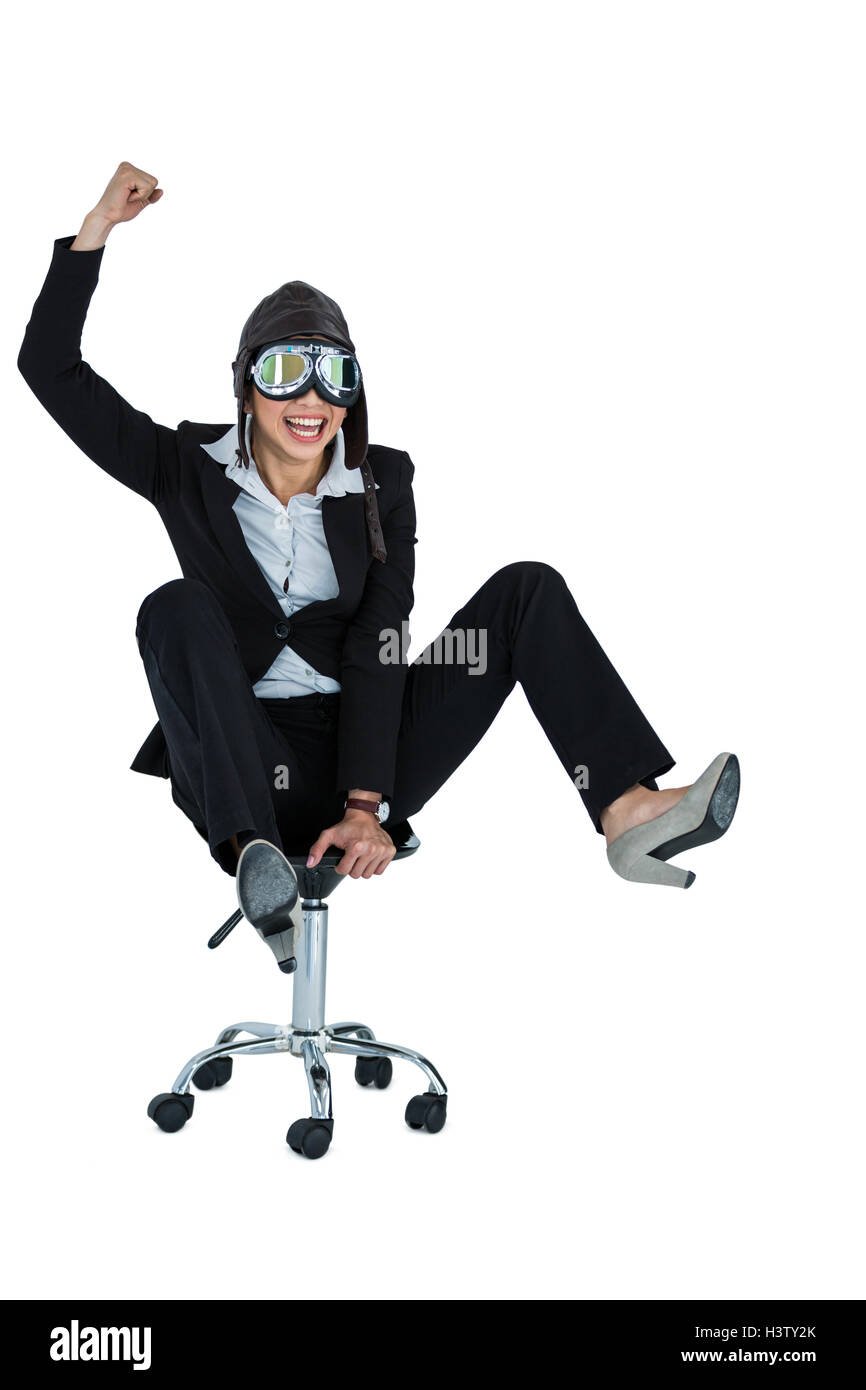 Geschäftsfrau Aviator Brille sitzen auf Bürostuhl Stockfoto