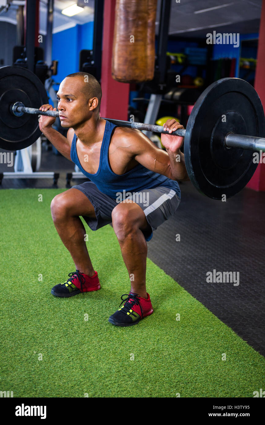 Junger Mann Gewichtheben im Fitness-Studio Stockfoto