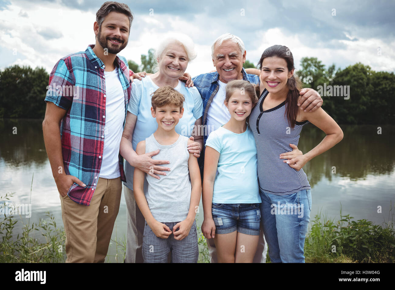 Glücklich generationsübergreifende Familie stand in der Nähe eines Flusses Stockfoto