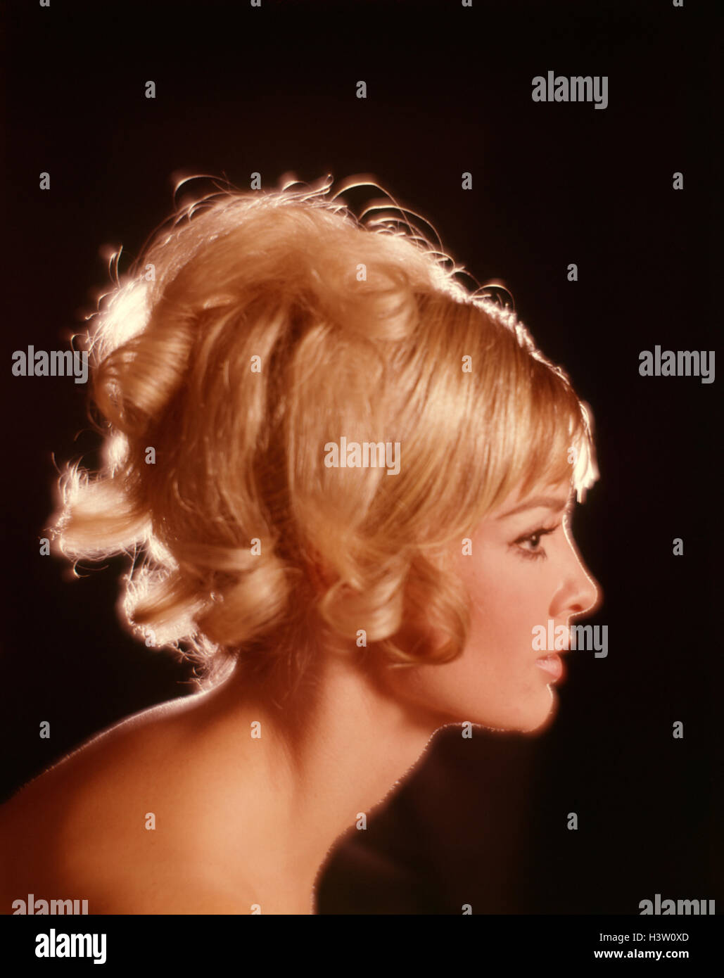 1960S 1970S LANGEN BLONDEN LOCKEN PROFIL PORTRAIT JUNGE, BLONDE FRAU FORMALE FRISUR HOCHGESTECKT. Stockfoto