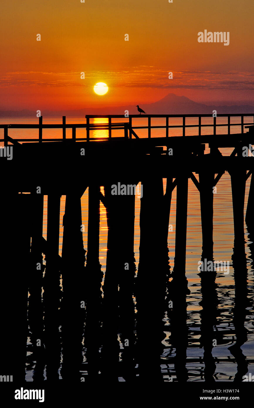 SONNENAUFGANG ÜBER MT. BAKER IN PORT ANGELES DOCKT WASHINGTON Stockfoto