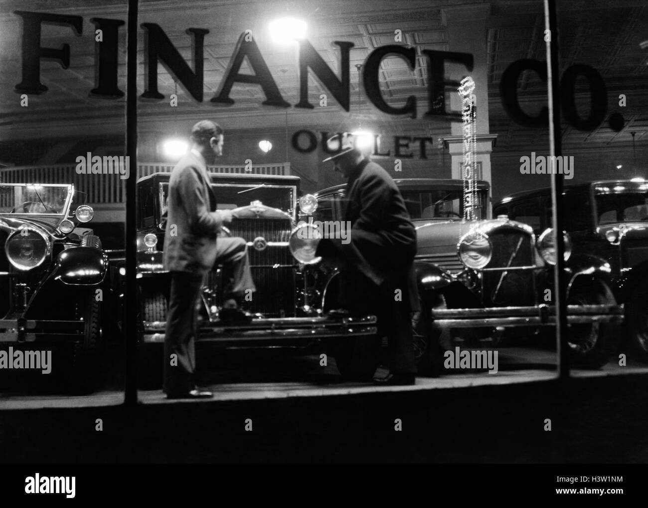 1930ER JAHREN OFFENE NACHT FOTO VERWENDET AUTOVERKÄUFER & KUNDEN DURCH FINANZIERUNGSGESELLSCHAFT FENSTER BROADWAY & EAST 64TH STREET NEW YORK USA Stockfoto