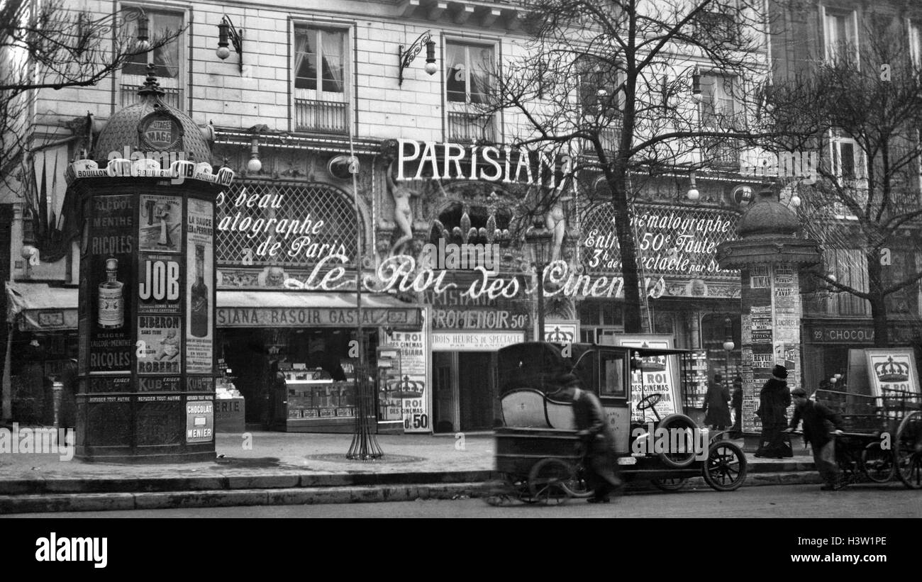 1900S 1910 STRAßE SZENE ZEIGT EINEN KIOSK UND DER VORDERSEITE DES KÖNIGS VON KINOS THEATER PARIS FRANKREICH Stockfoto