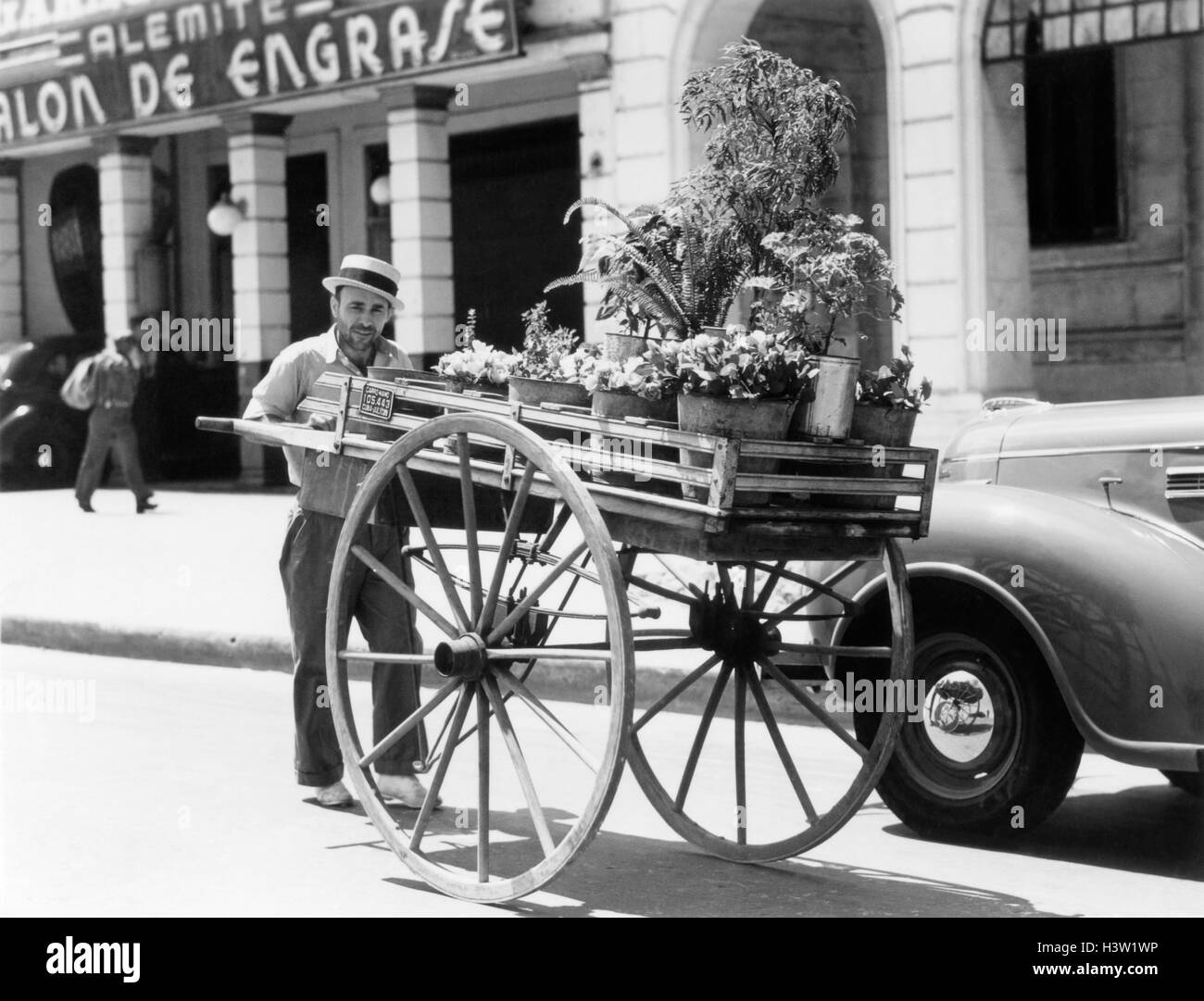 1930S 1940S BÜRGERSTEIG FLOWER VENDOR PUSHCART HAVANNA KUBA Stockfoto