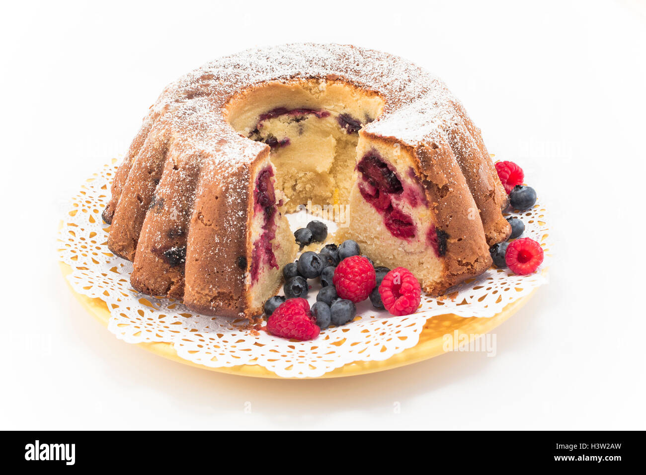 Sandkuchen mit Beeren, Isolated on White. Stockfoto
