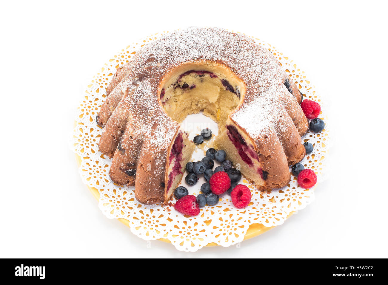 Sandkuchen mit Beeren, Isolated on White. Stockfoto