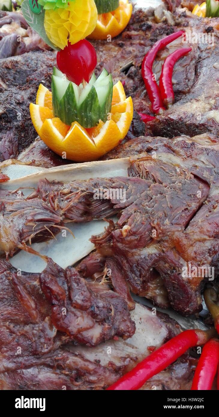 Mariniertes Lamm gebraten im gemauerten Ofen Closeup Stockfoto