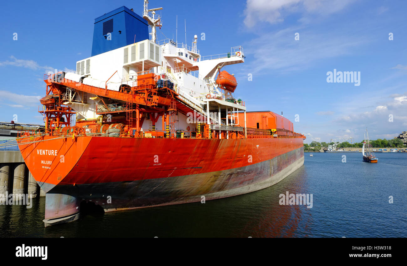 Eine orange Frachtschiff in Montreal, Quebec, Kanada. Stockfoto