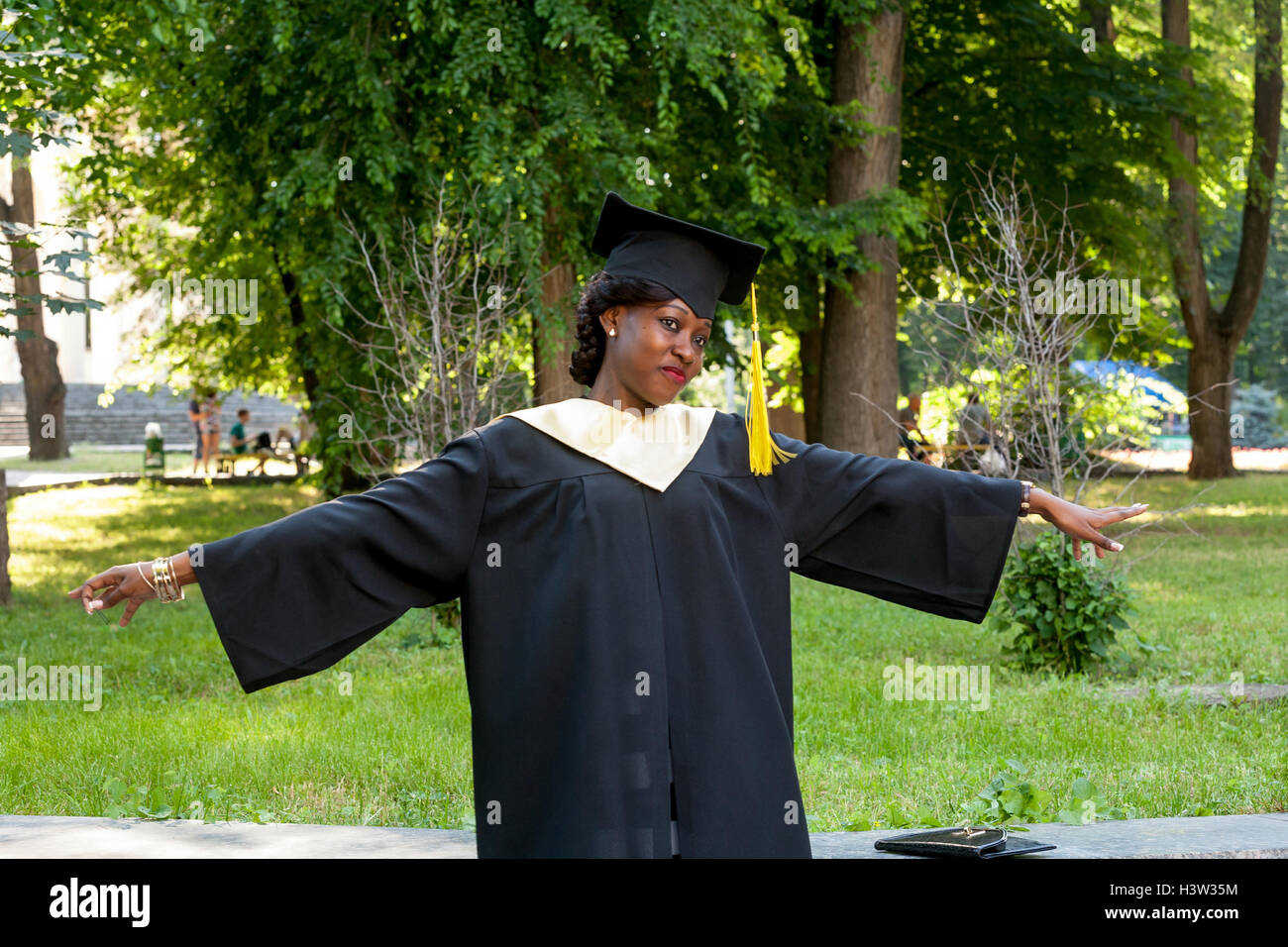 Studenten mit Abitur Hut und Kleid Stockfoto