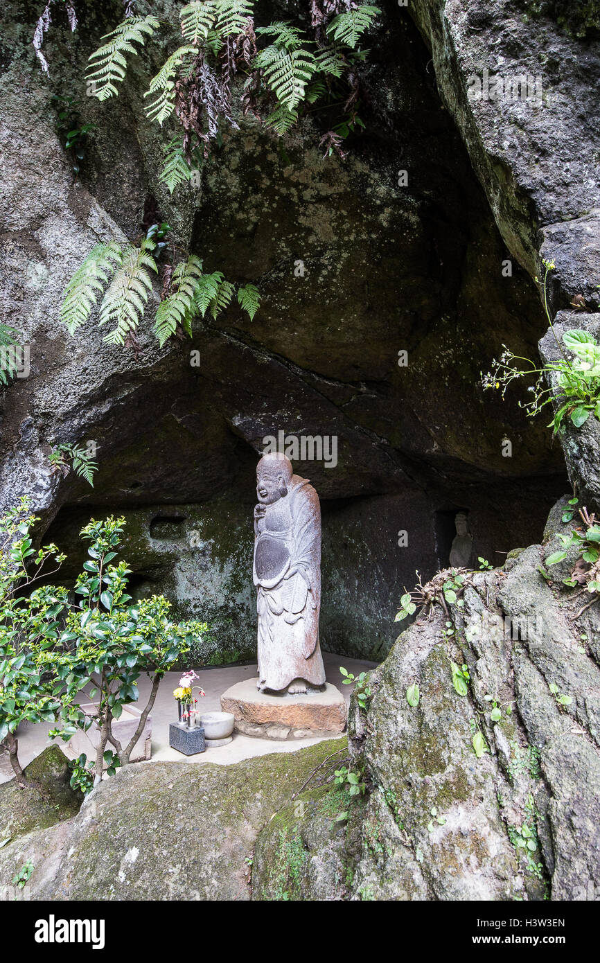 Jochiji Hotei Gott des Glücks Höhle - trail Wandern entlang der Daibutsu großer Buddha von Kamakura wandern Besucher so am Jochiji Stockfoto