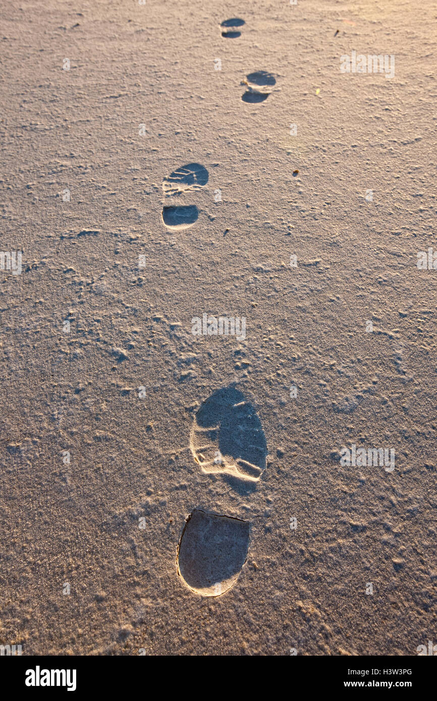 Mans Fussspuren im Oberfläche des Lake Eyre South, South Australia. Stockfoto