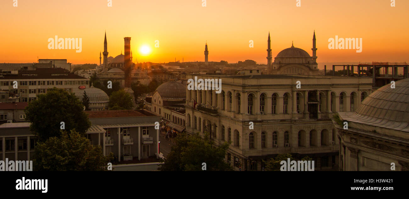 Den Sonnenuntergang von einem Hotel auf dem Dach mit Blick auf Sultanahmet Bezirk von Istanbul (Türkei) Stockfoto