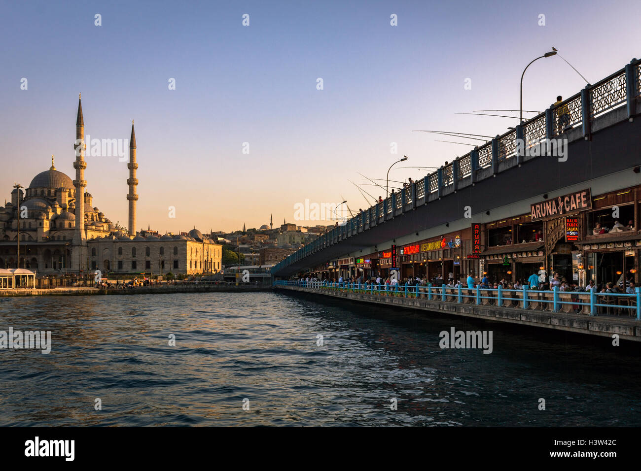 Der Blick vom Galata-Brücke, oben und unten, mit der neuen Moschee in Istanbul (Türkei) im Hintergrund gewährt Stockfoto