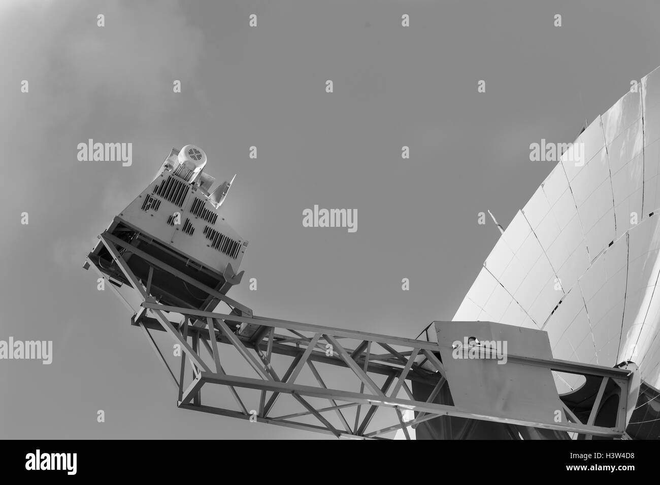 Sat-Sistem richtet sich im Himmel (schwarz / weiß Foto) Stockfoto