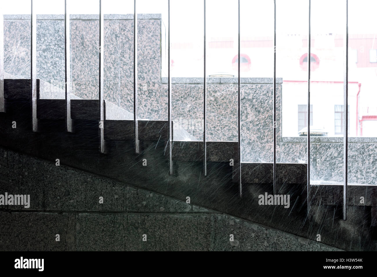 Regentropfen auf Treppe während Platzregen. starker Regen in der Stadt. Stockfoto