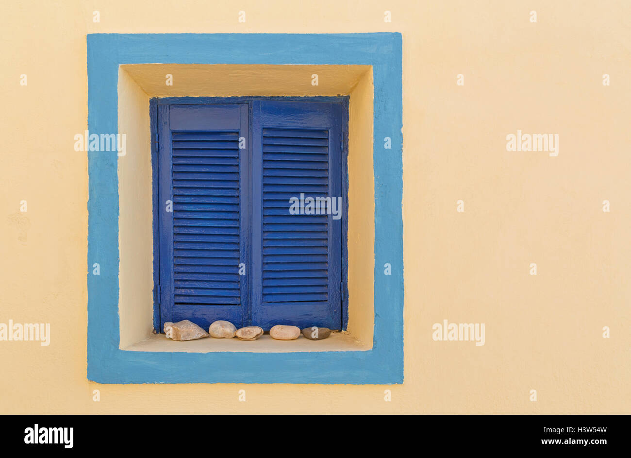 Detail der traditionelles Kykladenhaus auf Santorini mit Fenster mit geschlossenen Fensterläden Stockfoto