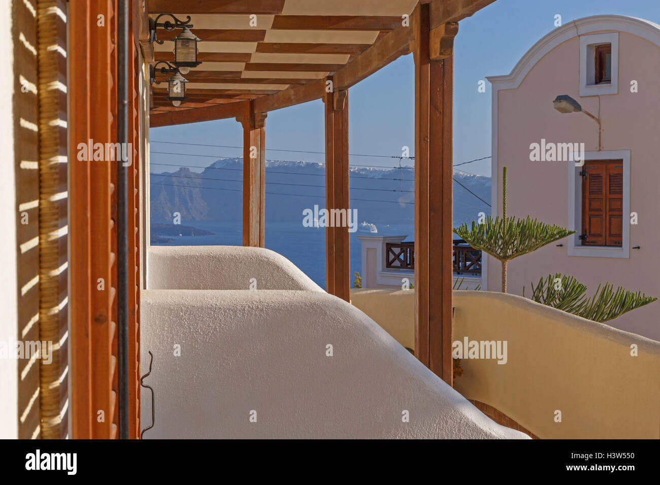 Blick vom Balkon der Villa auf Santorini Stockfoto