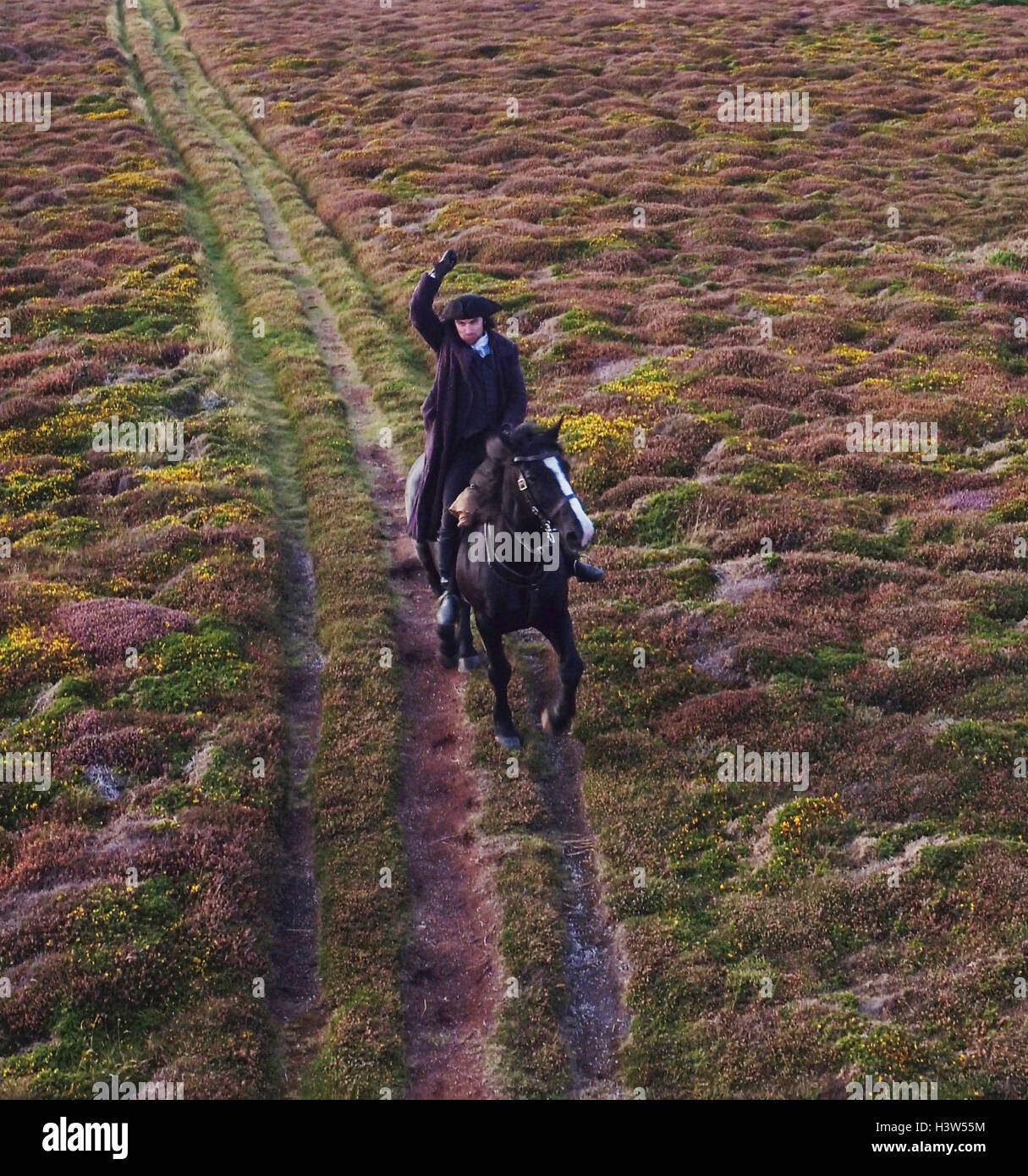 Aidan Turner fährt Seamus über Heide auf Gwennap Head an der kornischen Küste während den letzten Dreharbeiten für Reihe drei von BBC One Sonntagabend Drama Poldark getroffen. Stockfoto