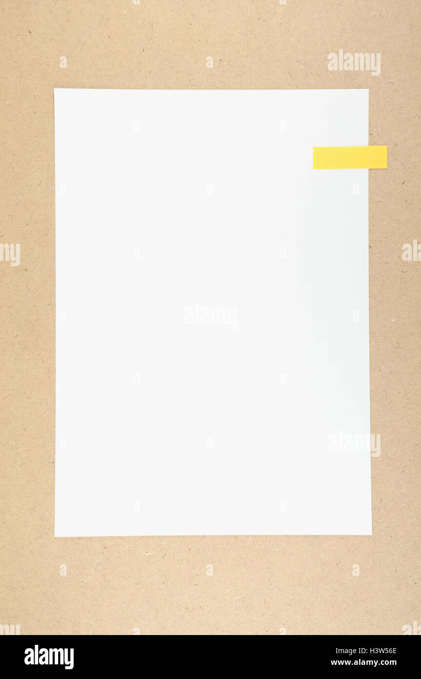 Weißes Papier mit Notiz auf Spanplatte. Stockfoto
