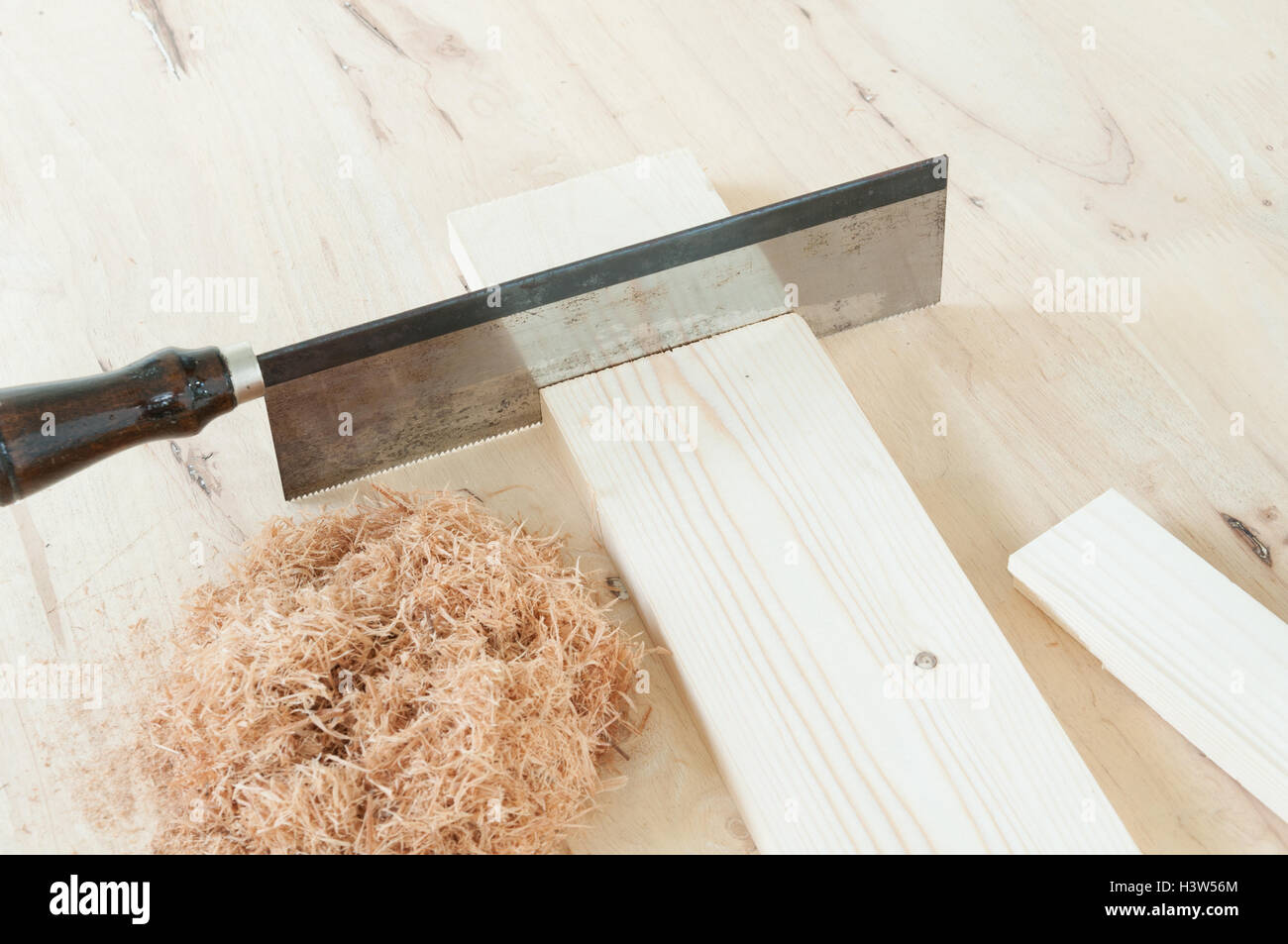 Schneiden Stück Holz. Stockfoto