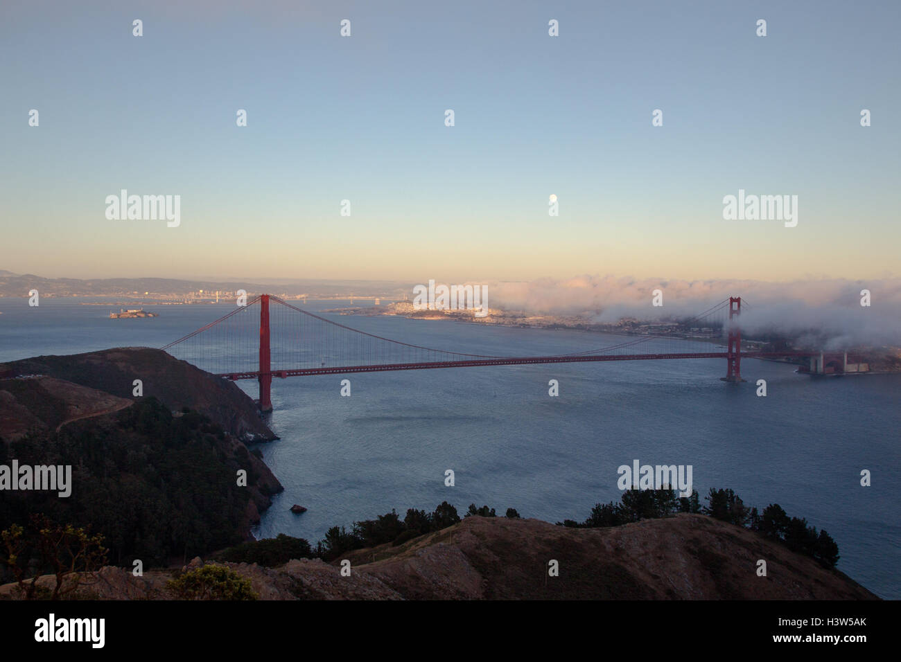 Vollmond über die Golden Gate Bridge in San Francisco, Kalifornien, USA. Stockfoto