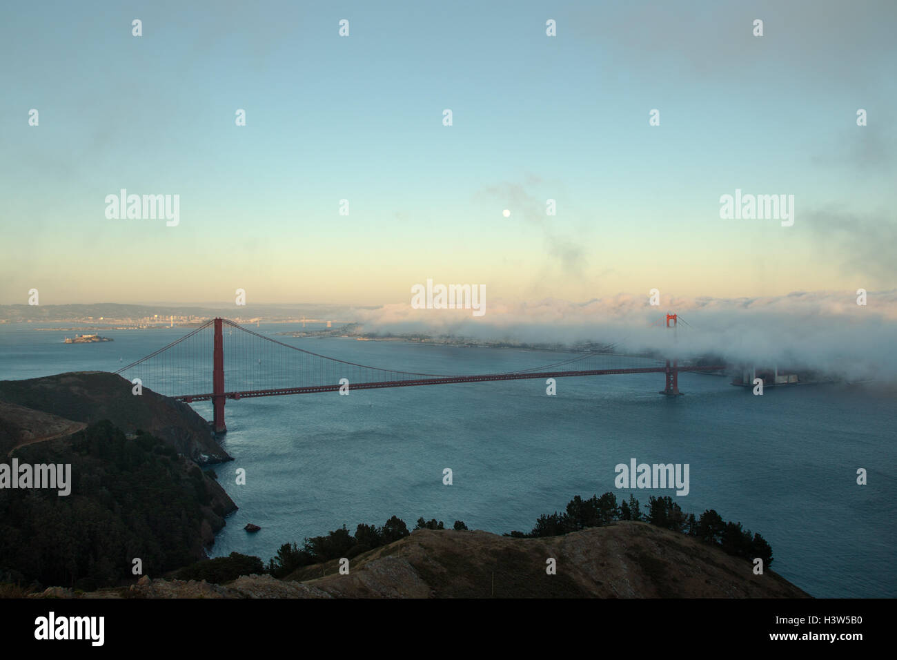 Vollmond über die Golden Gate Bridge in San Francisco, Kalifornien, USA. Stockfoto