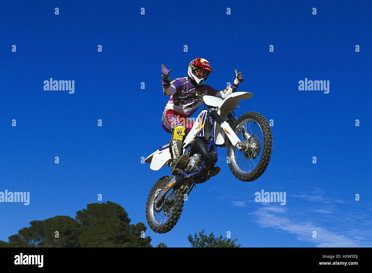 Moto kreuzt, Riss Motorradsport, Motorrad, Motorradfahrer, Motorsport, sport, Bereich, fahren, Fahrzeug, Geländewagen, Geschicklichkeit, springen, freehand, Geste, fahren Geschicklichkeit, Hobby, Freizeit Stockfoto