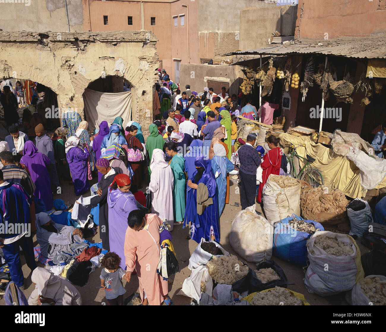 Marokko, Marrakesch, Souk (Markt), Markt, Händler, Ware, Häuser, Stockfoto