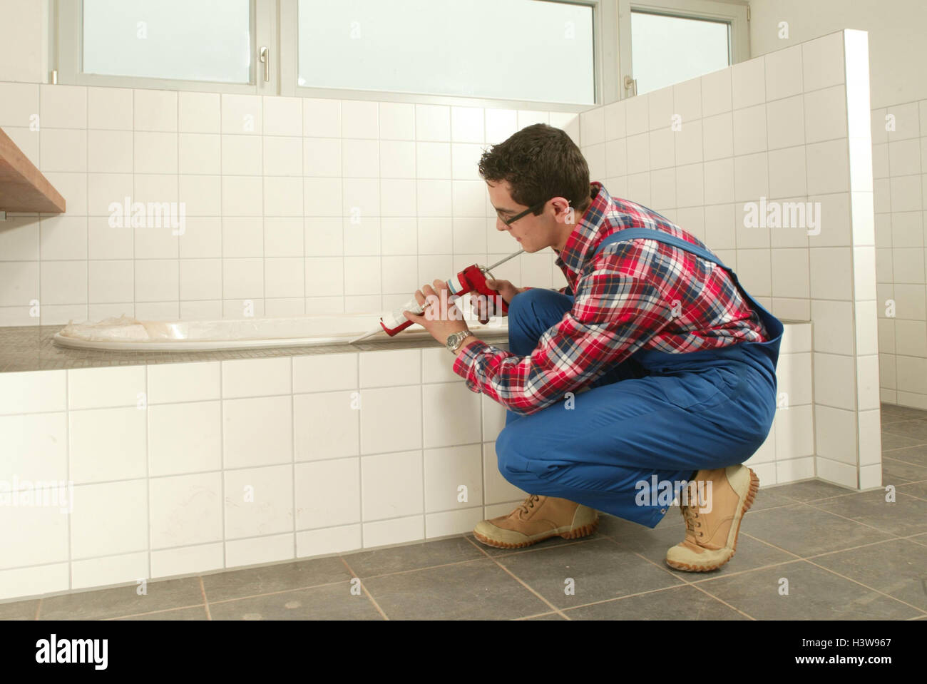 Badezimmer, Detail, Bad, Fliesenleger, Fuge Maßnahmen im Inneren, Neubau,  Bad, Mann, jung, Fliesen, Lay, fügen, Handwerker, Handwerk Beruf, Beruf,  Arbeit, Arbeit Stockfotografie - Alamy