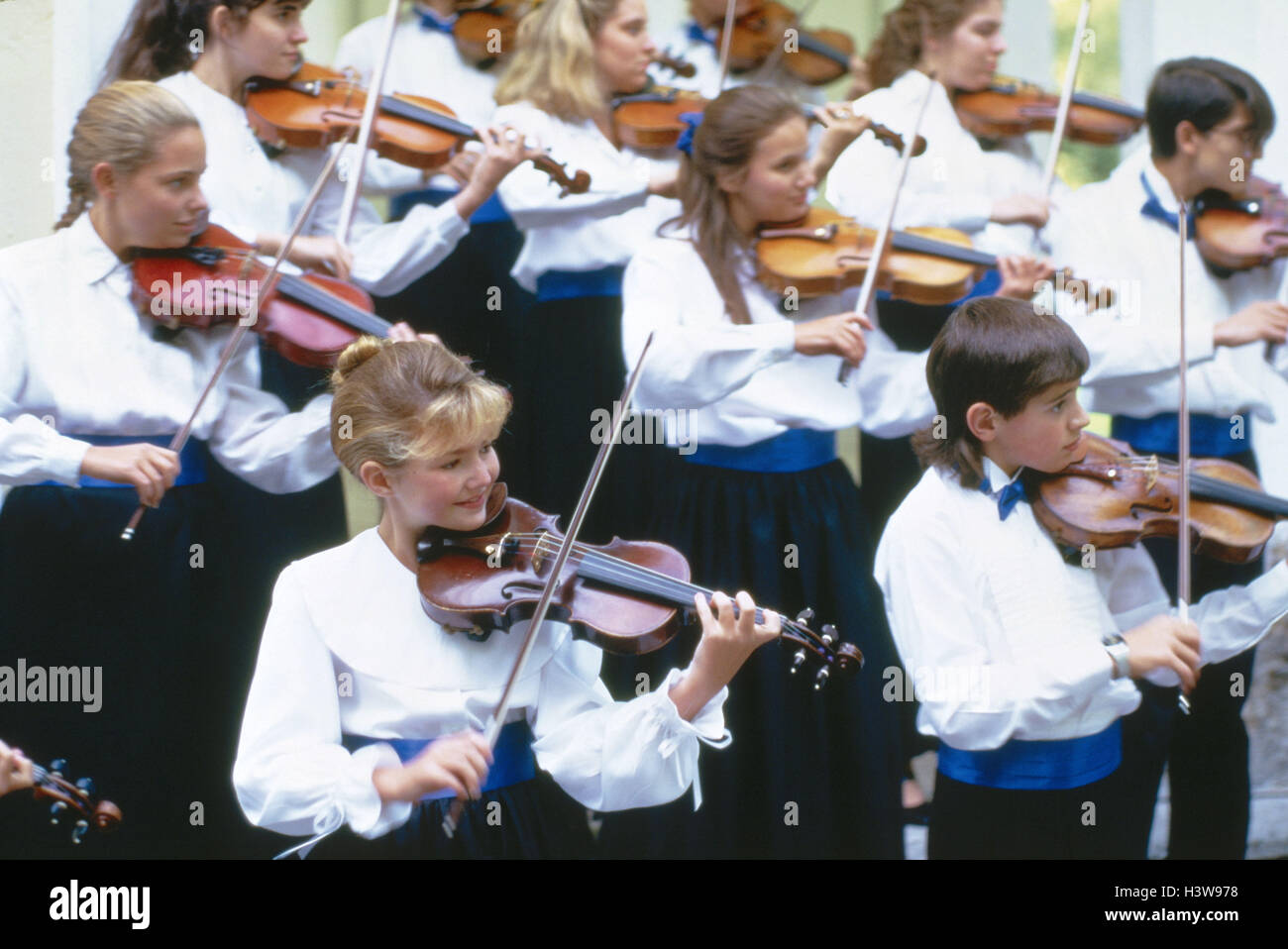 Orchester, Jugendliche, Geige spielen!!! NUR REDAKTIONELL!!! Ensemble, Teenager, Gruppe, Mädchen, junge, Instrument, Saiteninstrument, musizieren, Musik, klassisch, Klassik, klassische Musik, auftritt, Konzert, Einheit Kleidung außerhalb Stockfoto