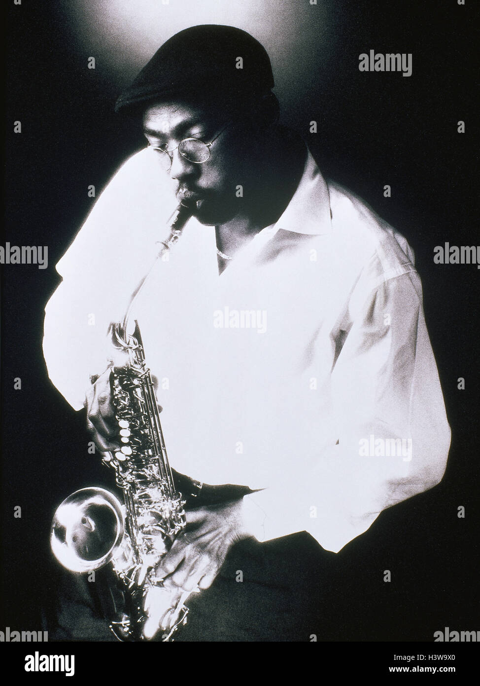 Nicht-weiße, Saxophon, Spiel, s/w, Saxophonist, Musik, machen Musik, Jazz, Shirt, Mütze, Blasinstrument, moderne, dunkelhäutigen Mann Stockfoto