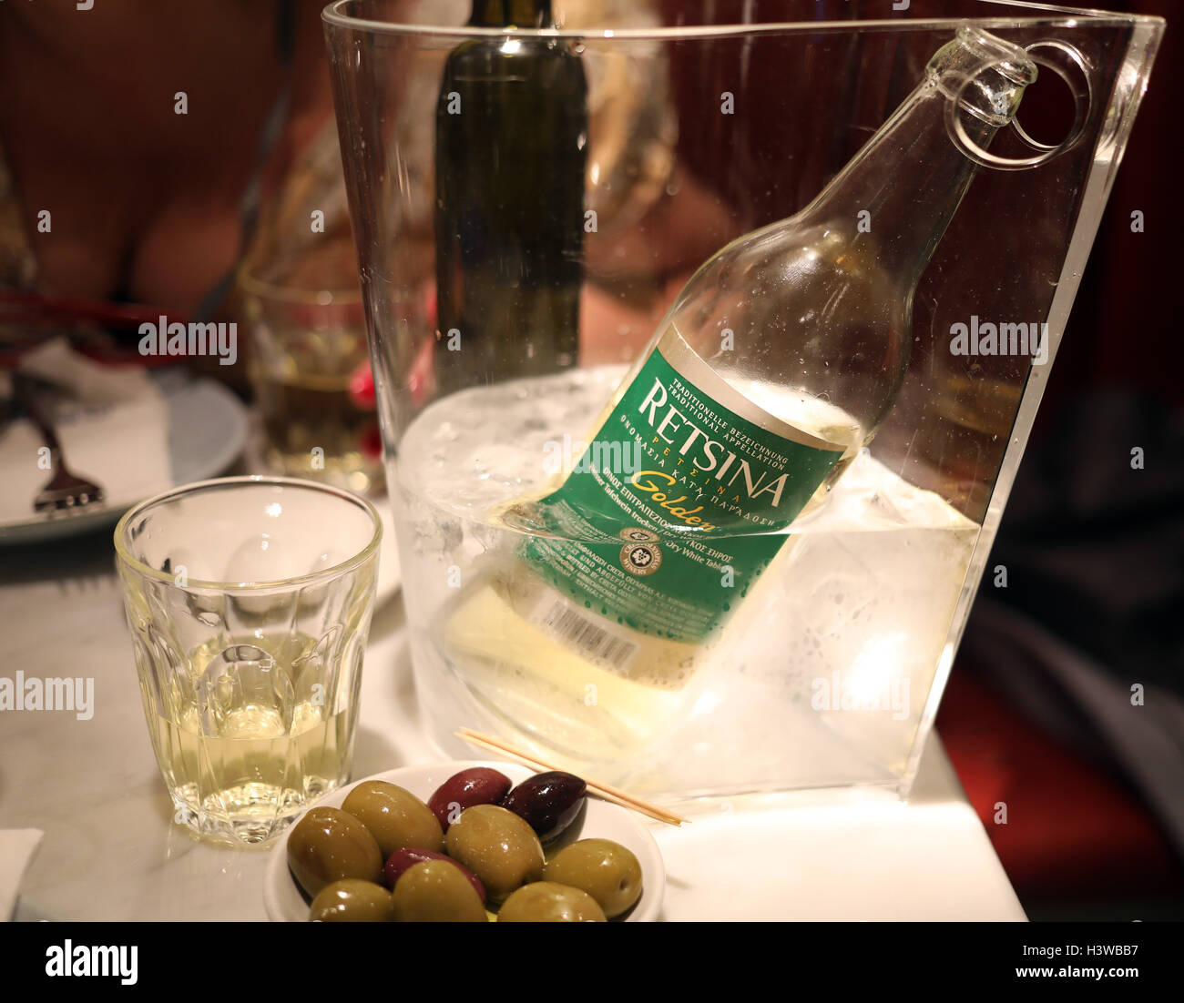 Griechisches Essen trinken Oliven Retsina auf Eis-Flasche Stockfoto