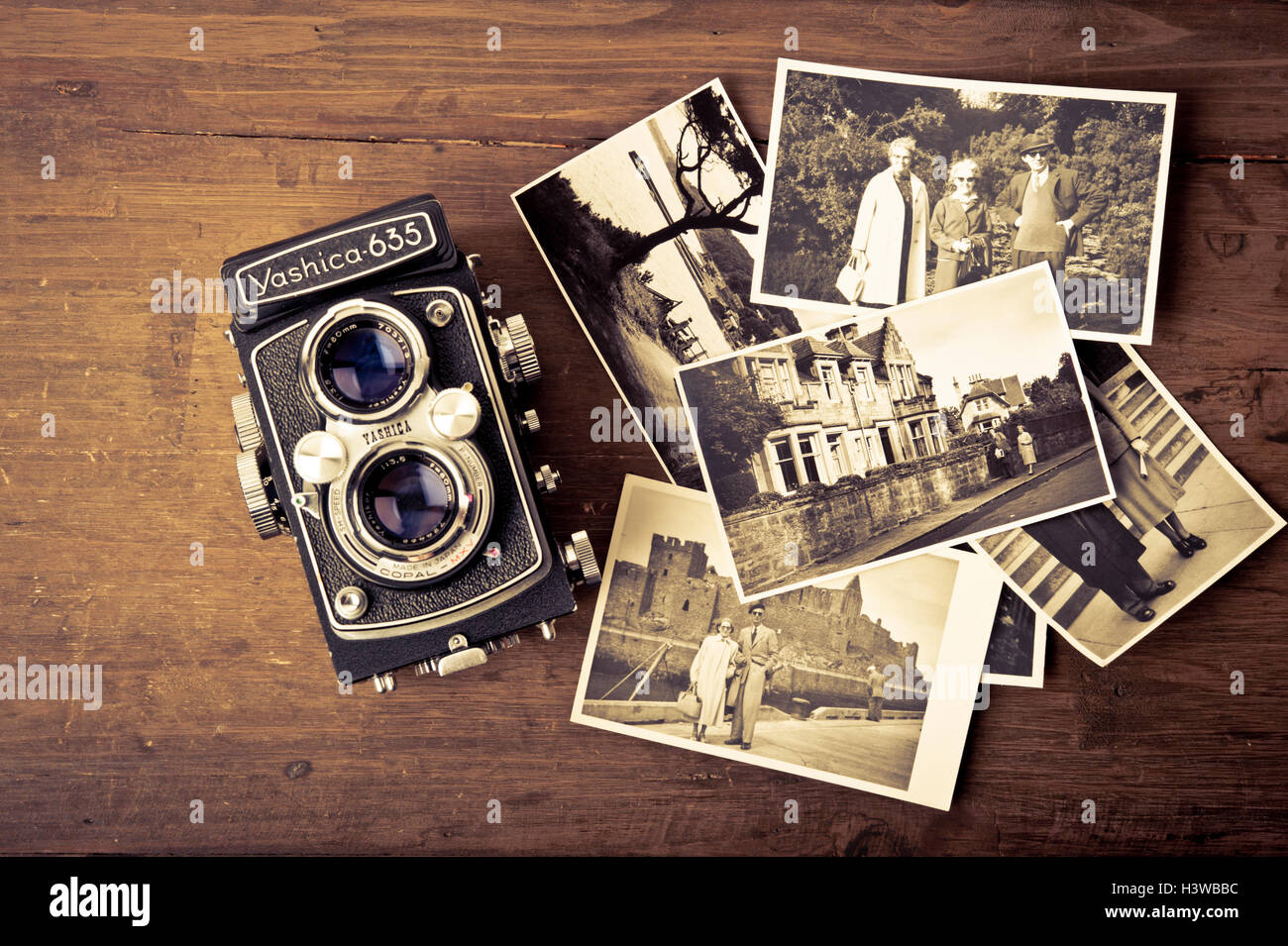 Vintage Yashica Kamera und Fotos Stockfoto