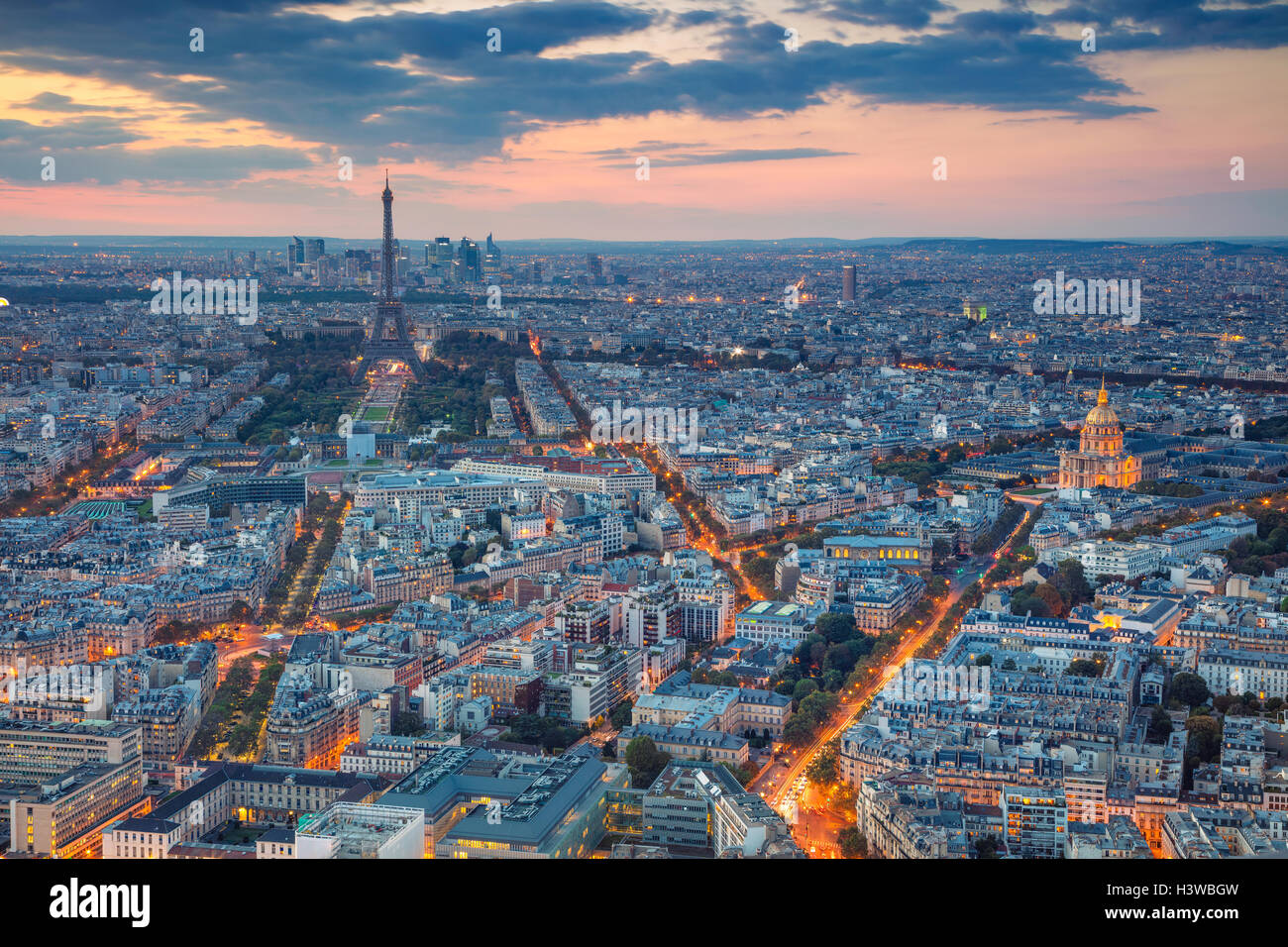 Paris. Luftaufnahme von Paris bei Sonnenuntergang. Blick vom Tour Montparnasse. Stockfoto