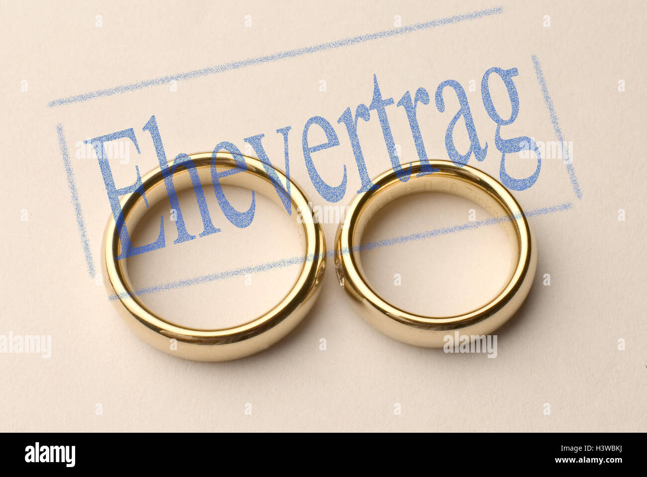 Hochzeit Ringe, Briefmarken, Ehe Vertrag Ringe, Trauringe, Gold, Golden, goldene Ringe, Hochzeit, bevor, Ehe, Zweisamkeit, Ehe versprechen, Trauung, Partnerschaft, Schmuck, Vertrag, Vereinbarung, guten rechtlichen Beziehungen, Ehe, Symbol Stockfoto