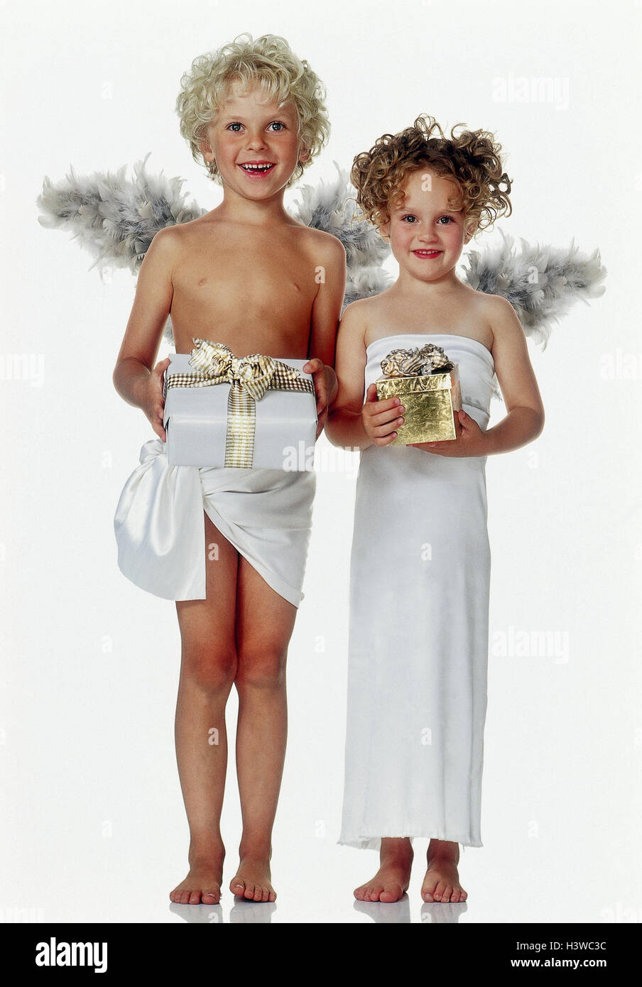Junge, Mädchen, Engel, Weihnachtsgeschenke, Weihnachten, Weihnachten, Kinder, zwei, locken, Futter, Flügel, stand, Pakete, Geschenke, Gold, Silber, Studio, Freisteller, Stockfoto