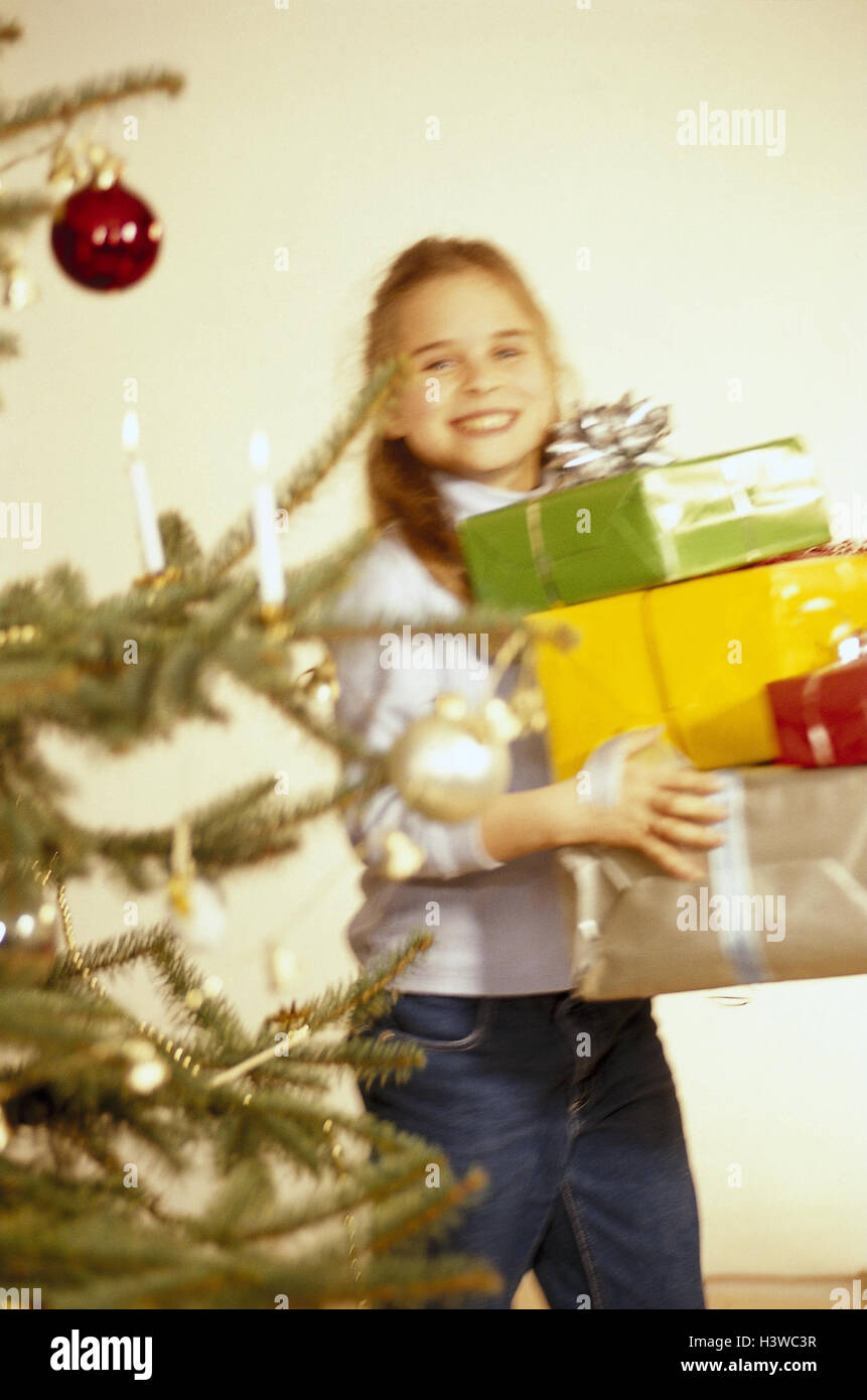 Weihnachten, Vertrieb Geschenke, Weihnachtsbaum, Detail, Mädchen, Heiligabend, Kind, Weihnachtsgeschenke, Pakete, trägt, Freude, stolz, glücklich, bitte präsentiert Stockfoto