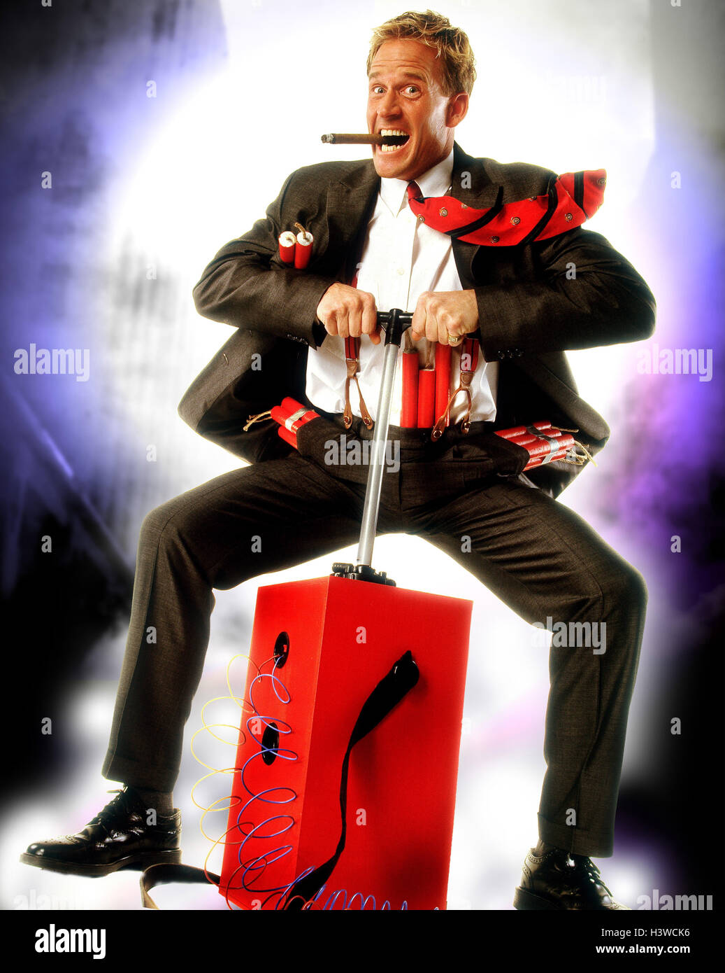 Geschäftsmann, Zigarre, Dynamit, Sprengladung, Zündmechanismus, Trigger, Geste [M] Konzepte, Geschäftsmann, Spritzen, bestreuen, Release, Zündung, Aufschlüsselung, Abbruch, Release, Zerstörung, Kraft, Wahnsinn, studio Stockfoto