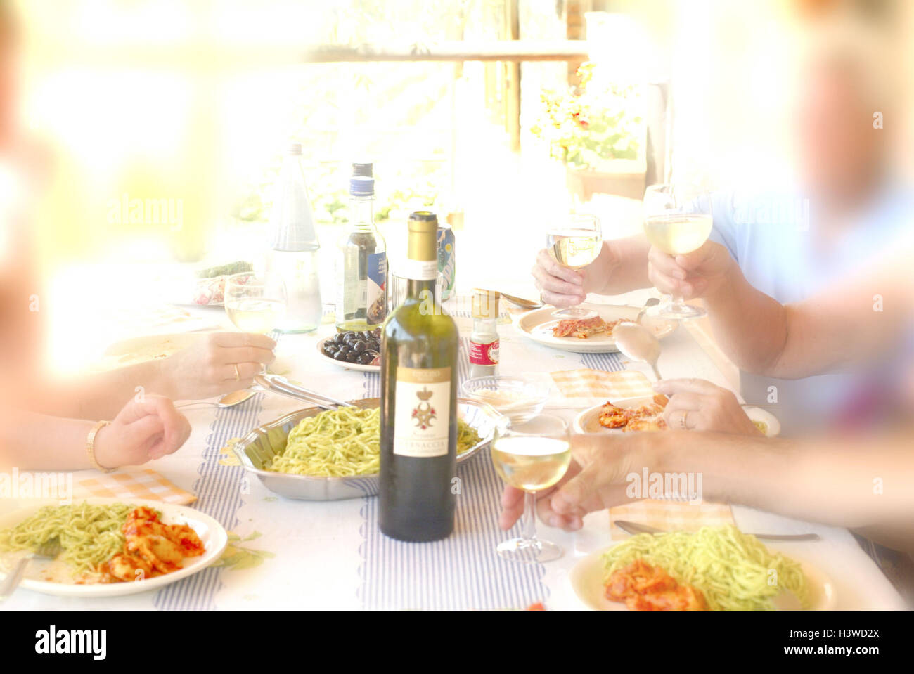 Tisch, Lebensmittel, in Italienisch, Menschen, Detail, Hände, Weingläser, das Glas erheben, verwischen, Esstisch, Spezialitäten, Nudeln, Nudelgerichte, Spaghetti, Pizza, Wein, Weißwein, Weinflasche, Weingläser, Getränk, kick-off Prost, Cheers, zusammen feiern, schlemmen Stockfoto