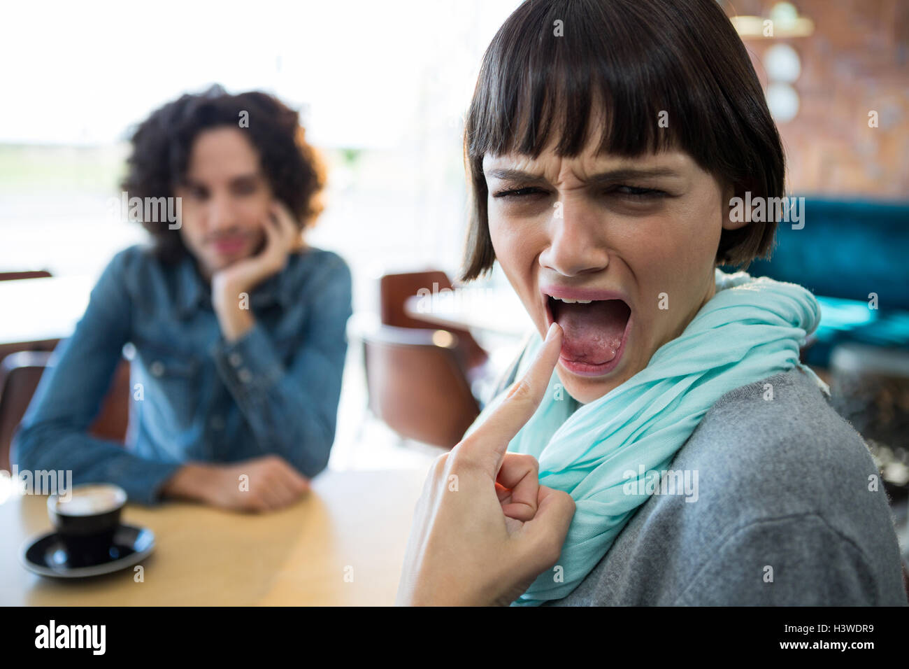 Frau zeigt verbrannte Zunge Stockfoto
