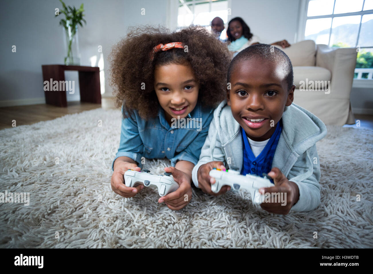 Kinder spielen von Videospielen Stockfoto