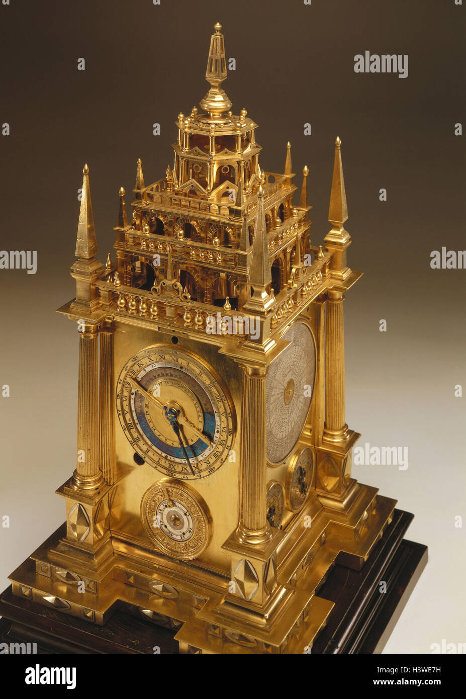 Antik, Tischuhr, Augsburg, über 1600 Antiquitäten, Produktfotografie, Uhr,  Uhren,, Kalenderuhr, Kalender, Uhr, jährliche, jährliche Uhr, Tischuhr,  gold Stockfotografie - Alamy