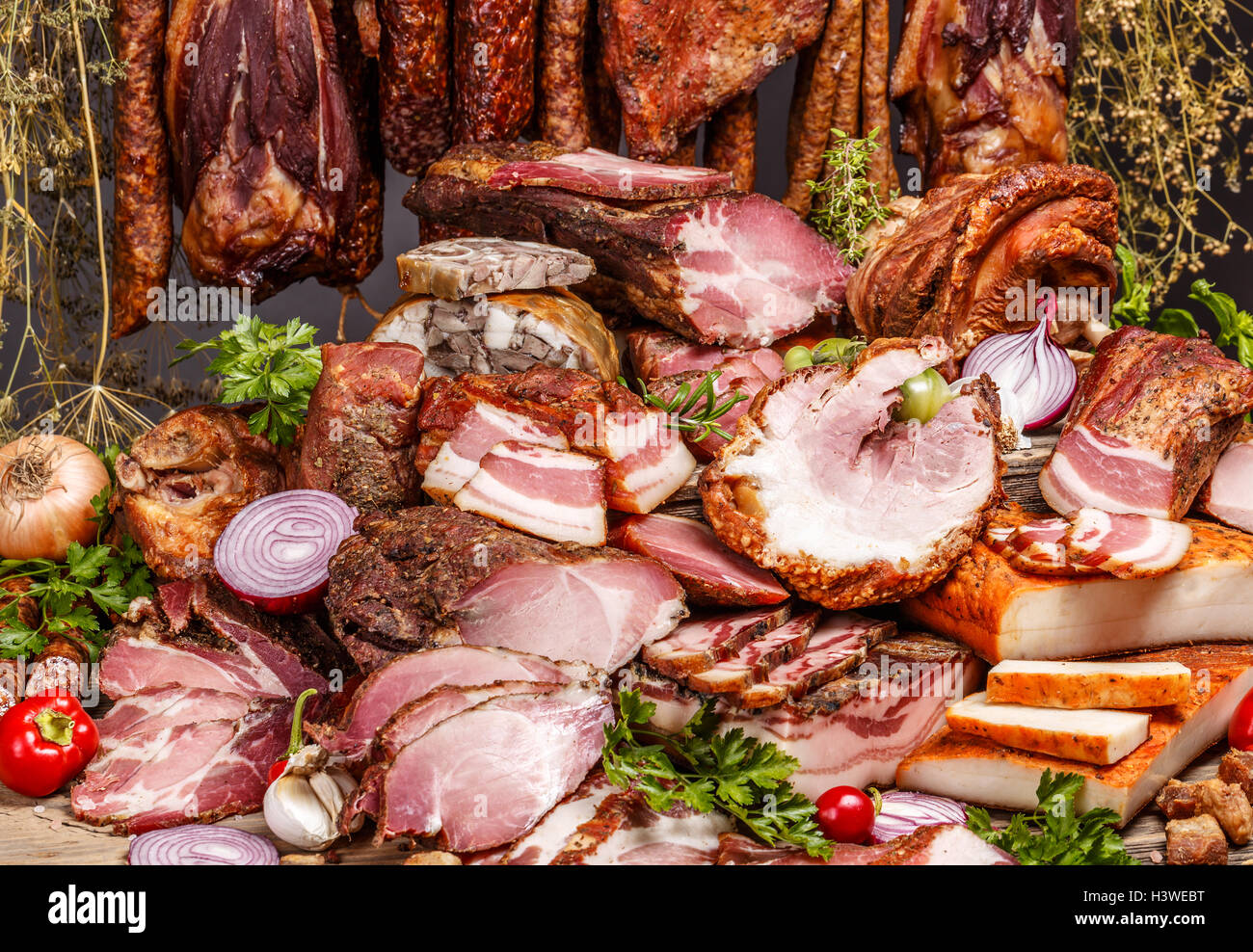 Stillleben mit verschiedenen Fleisch-Wurstwaren Stockfoto