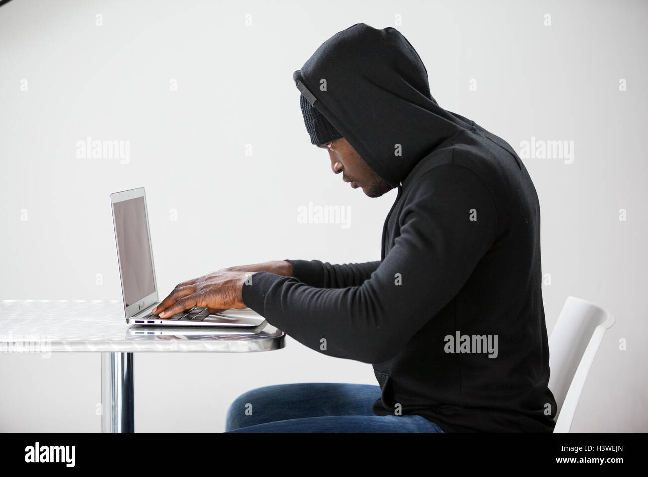 Hacker mit einem laptop Stockfoto