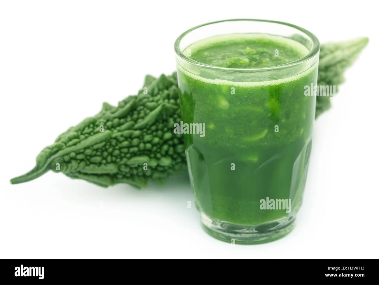 Pflanzliche Saft der grünen Momodica auf weißem Hintergrund Stockfoto