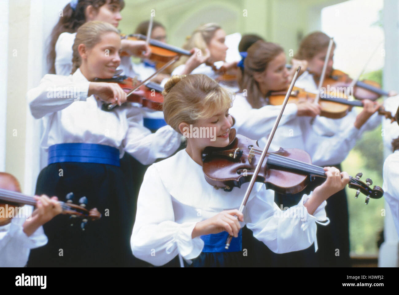 Orchester, Jugendliche, Geige spielen!!! NUR REDAKTIONELL!!! Ensemble, Teenager, Gruppe, Mädchen, junge, Instrument, Saiteninstrument, musizieren, Musik, klassisch, Klassik, klassische Musik, auftritt, Konzert, Einheit Kleidung außerhalb Stockfoto