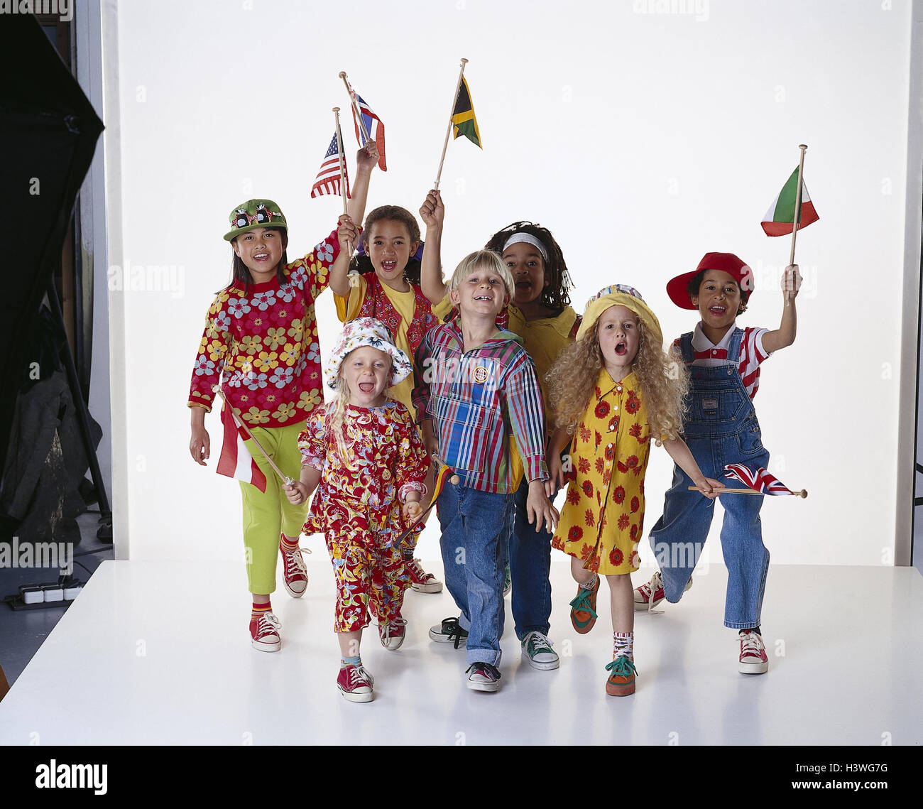 Kinder, verschiedener Nationalitäten, Anhänger, Geste, Studio mb 233 A1 Ausschneiden Stockfoto